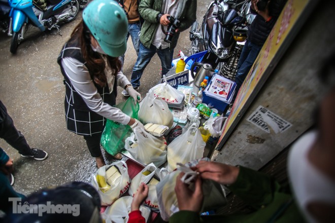 Phát thực phẩm miễn phí cho người dân khu cách ly - ảnh 1