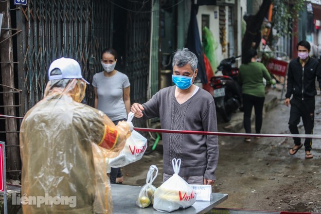 Phát thực phẩm miễn phí cho người dân khu cách ly - ảnh 6