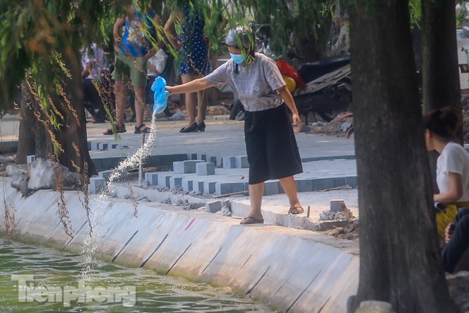 Phóng sinh 'đủ món' ra hồ Hoàn Kiếm ngày rằm tháng 7 - ảnh 2