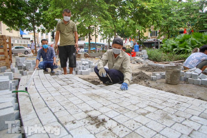 Vỉa hè hồ Hoàn Kiếm 'tăng tốc' lát đá, chỉnh trang vườn hoa - ảnh 1