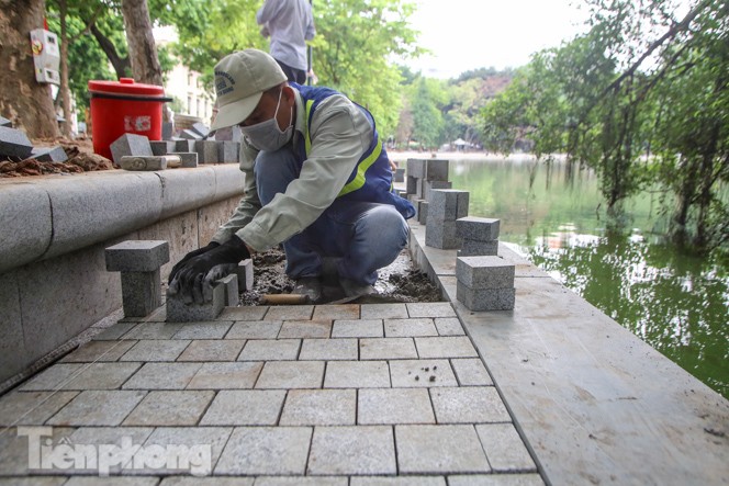 Vỉa hè hồ Hoàn Kiếm 'tăng tốc' lát đá, chỉnh trang vườn hoa - ảnh 2
