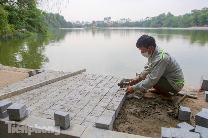 Vỉa hè hồ Hoàn Kiếm 'tăng tốc' lát đá, chỉnh trang vườn hoa - ảnh 3