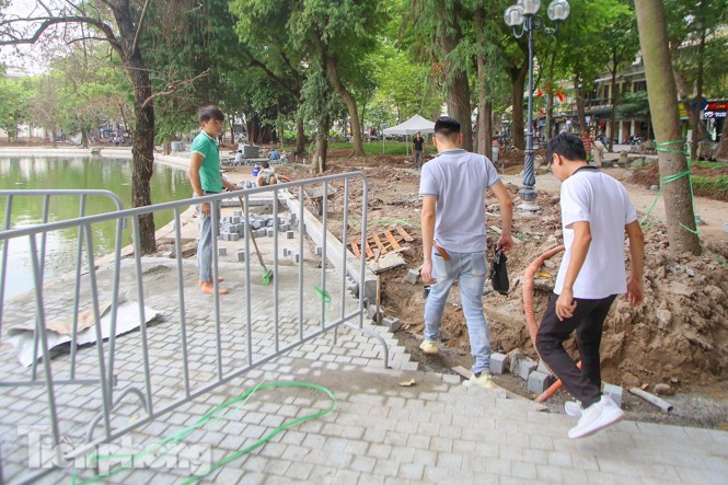 Vỉa hè hồ Hoàn Kiếm 'tăng tốc' lát đá, chỉnh trang vườn hoa - ảnh 5