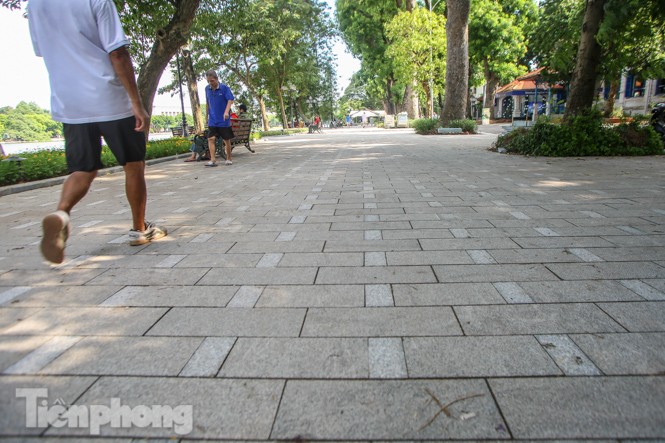 Vỉa hè hồ Hoàn Kiếm 'tăng tốc' lát đá, chỉnh trang vườn hoa - ảnh 7