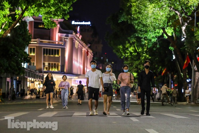 Nam thanh nữ tú đổ về phố đi bộ Hồ Gươm sau 'kỳ nghỉ COVID-19' lần 2 - ảnh 11