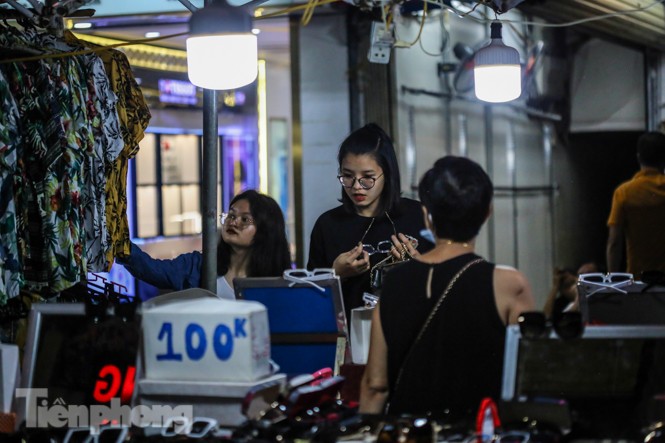 Nam thanh nữ tú đổ về phố đi bộ Hồ Gươm sau 'kỳ nghỉ COVID-19' lần 2 - ảnh 15
