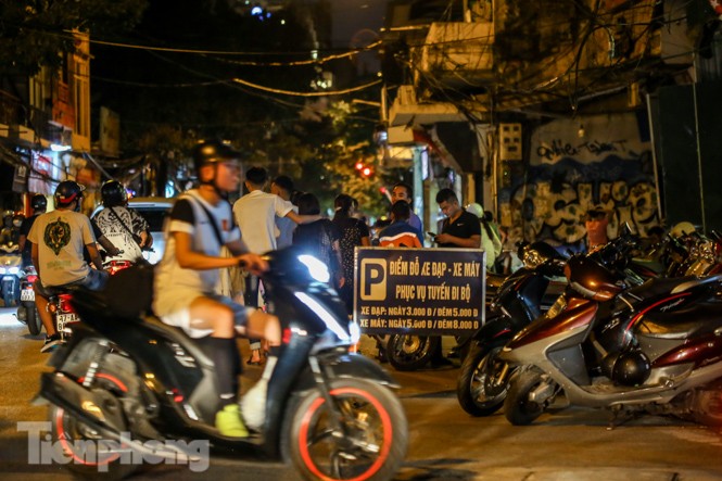 Nam thanh nữ tú đổ về phố đi bộ Hồ Gươm sau 'kỳ nghỉ COVID-19' lần 2 - ảnh 18