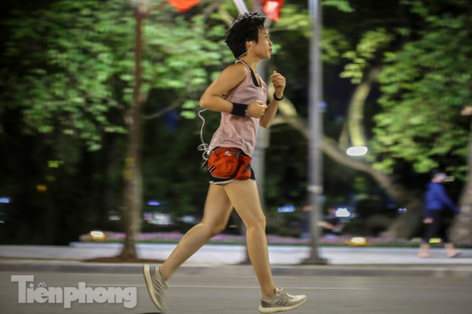 Nam thanh nữ tú đổ về phố đi bộ Hồ Gươm sau 'kỳ nghỉ COVID-19' lần 2 - ảnh 7