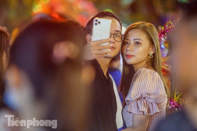 Ngắm bóng hồng hóa 'chị Thỏ Ngọc' trong đêm Trung thu - ảnh 1