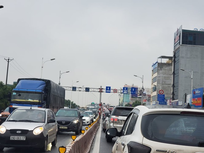 Mưa triền miên, phố phường Hà Nội tắc tứ bề ngày đầu tuần - ảnh 21