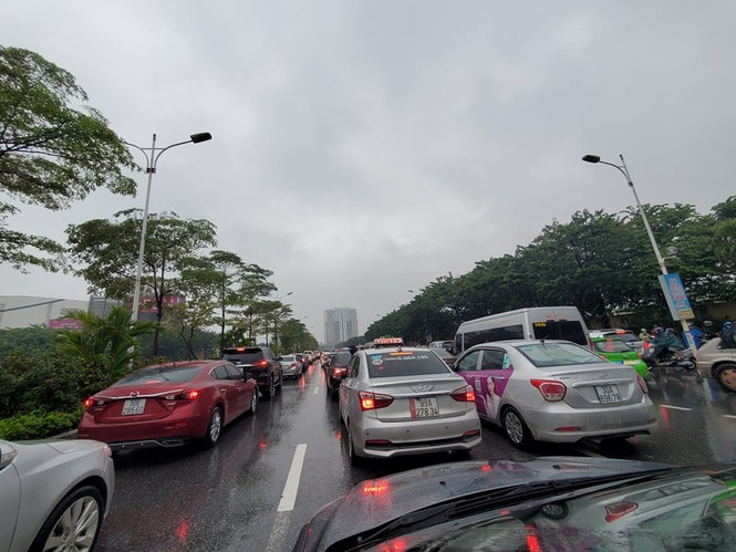 Mưa triền miên, phố phường Hà Nội tắc tứ bề ngày đầu tuần - ảnh 20