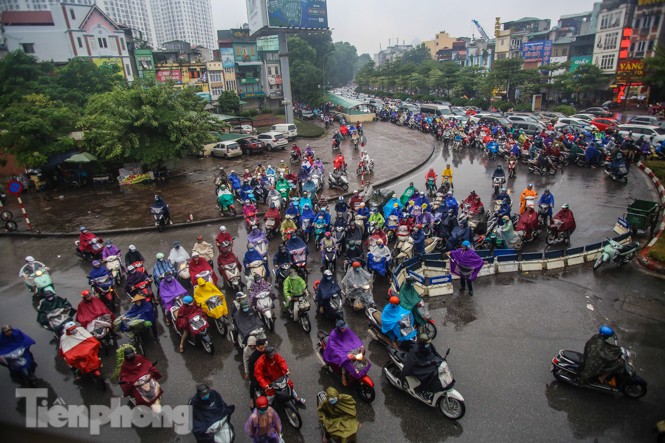 Mưa triền miên, phố phường Hà Nội tắc tứ bề ngày đầu tuần - ảnh 13
