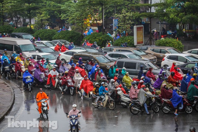 Mưa triền miên, phố phường Hà Nội tắc tứ bề ngày đầu tuần - ảnh 15