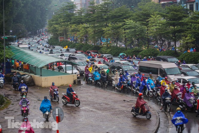 Mưa triền miên, phố phường Hà Nội tắc tứ bề ngày đầu tuần - ảnh 16