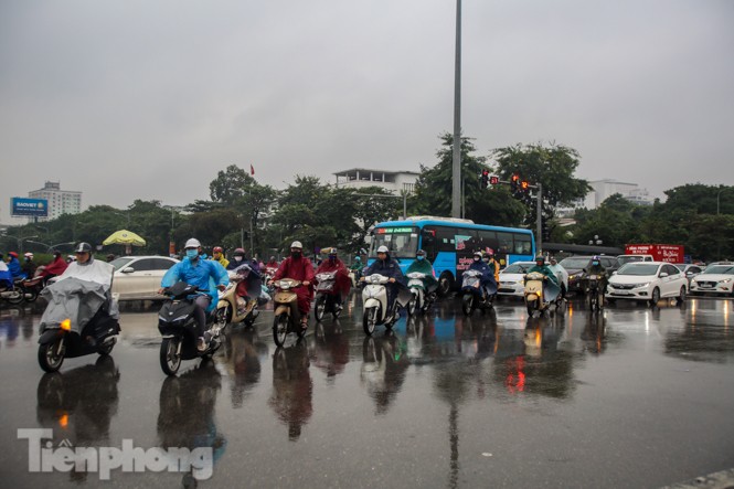Mưa triền miên, phố phường Hà Nội tắc tứ bề ngày đầu tuần - ảnh 17
