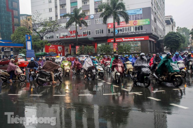 Mưa triền miên, phố phường Hà Nội tắc tứ bề ngày đầu tuần - ảnh 18