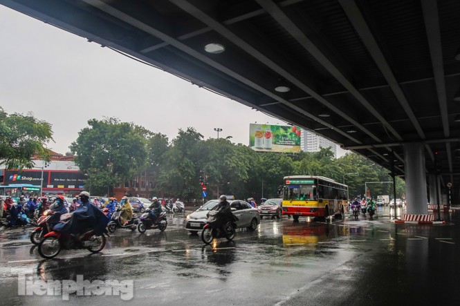 Mưa triền miên, phố phường Hà Nội tắc tứ bề ngày đầu tuần - ảnh 19