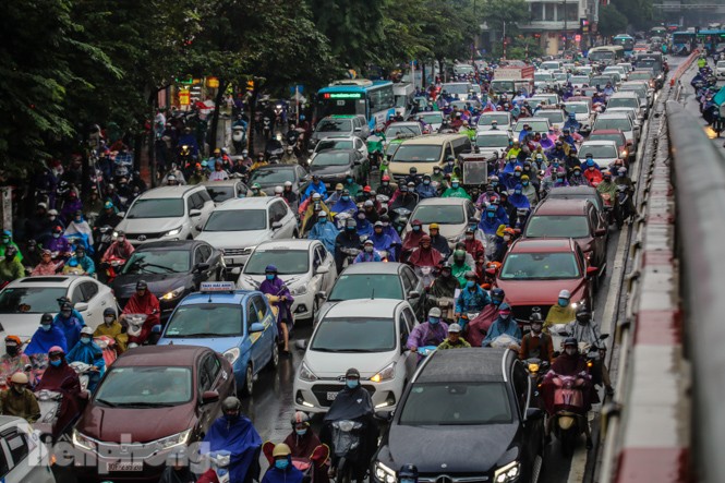 Mưa triền miên, phố phường Hà Nội tắc tứ bề ngày đầu tuần - ảnh 10