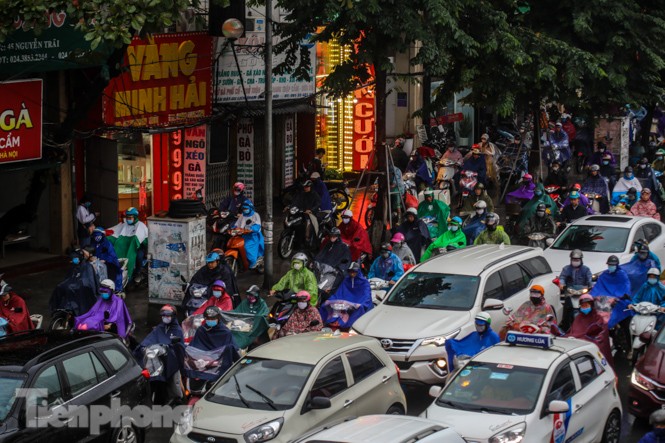 Mưa triền miên, phố phường Hà Nội tắc tứ bề ngày đầu tuần - ảnh 11