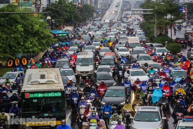 Mưa triền miên, phố phường Hà Nội tắc tứ bề ngày đầu tuần - ảnh 12
