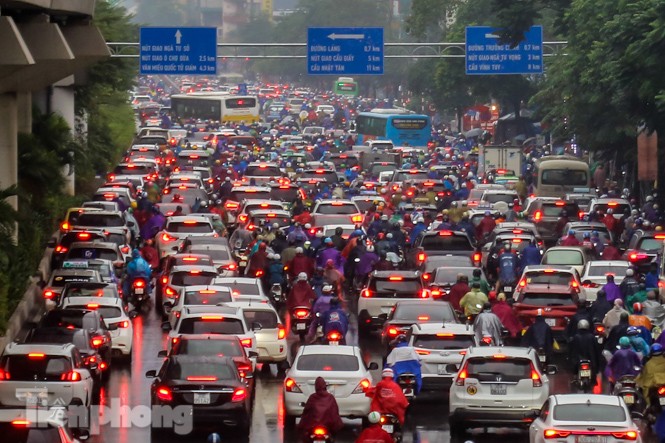 Mưa triền miên, phố phường Hà Nội tắc tứ bề ngày đầu tuần - ảnh 1