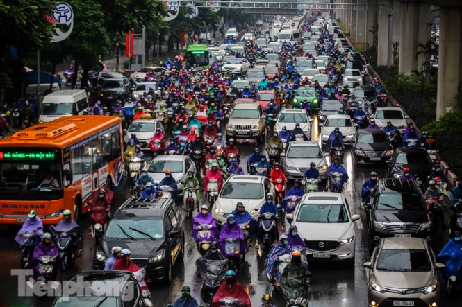 Mưa triền miên, phố phường Hà Nội tắc tứ bề ngày đầu tuần - ảnh 2