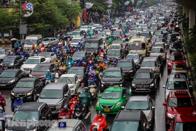 Mưa triền miên, phố phường Hà Nội tắc tứ bề ngày đầu tuần - ảnh 3