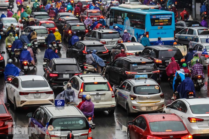 Mưa triền miên, phố phường Hà Nội tắc tứ bề ngày đầu tuần - ảnh 4