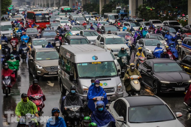 Mưa triền miên, phố phường Hà Nội tắc tứ bề ngày đầu tuần - ảnh 6