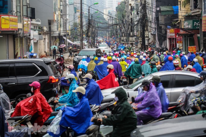 Mưa triền miên, phố phường Hà Nội tắc tứ bề ngày đầu tuần - ảnh 8