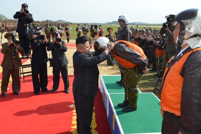 Lộ ảnh vợ chồng ông Kim Jong-un xem không quân trình diễn - ảnh 10