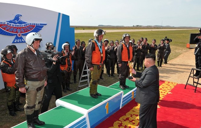 Lộ ảnh vợ chồng ông Kim Jong-un xem không quân trình diễn - ảnh 11
