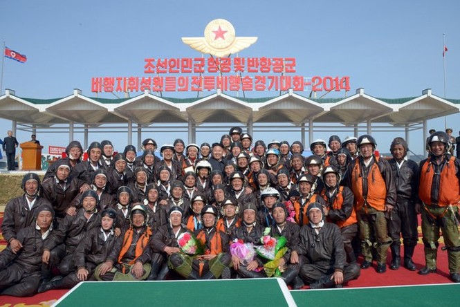 Lộ ảnh vợ chồng ông Kim Jong-un xem không quân trình diễn - ảnh 12