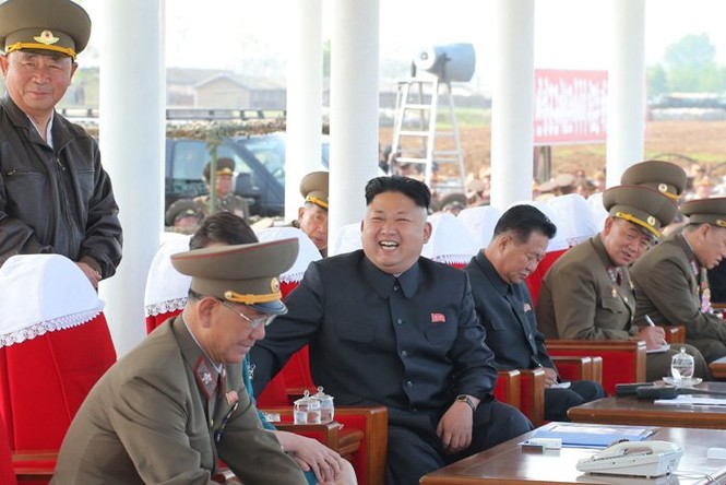 Lộ ảnh vợ chồng ông Kim Jong-un xem không quân trình diễn - ảnh 1