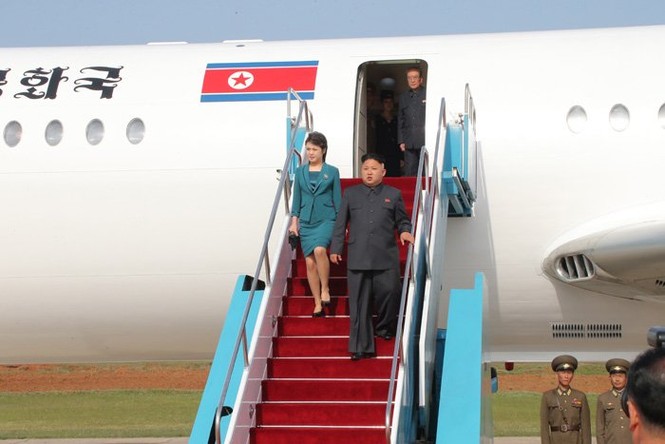 Lộ ảnh vợ chồng ông Kim Jong-un xem không quân trình diễn - ảnh 2