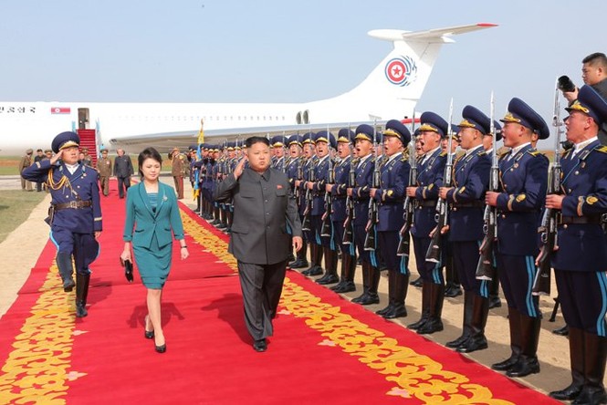 Lộ ảnh vợ chồng ông Kim Jong-un xem không quân trình diễn - ảnh 3