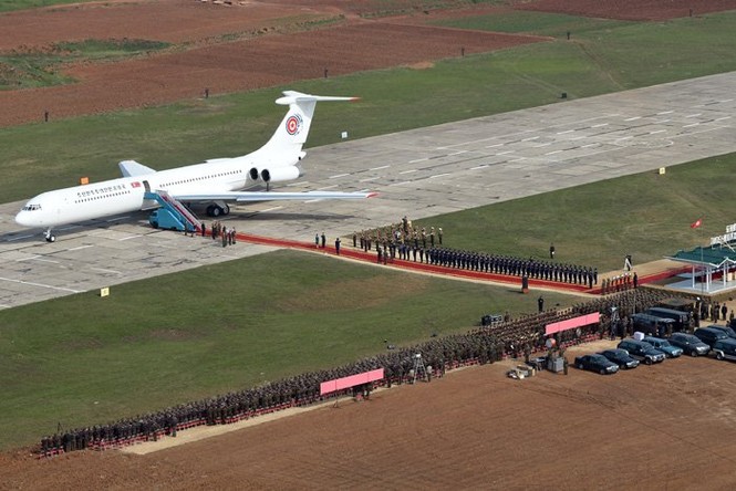 Lộ ảnh vợ chồng ông Kim Jong-un xem không quân trình diễn - ảnh 4