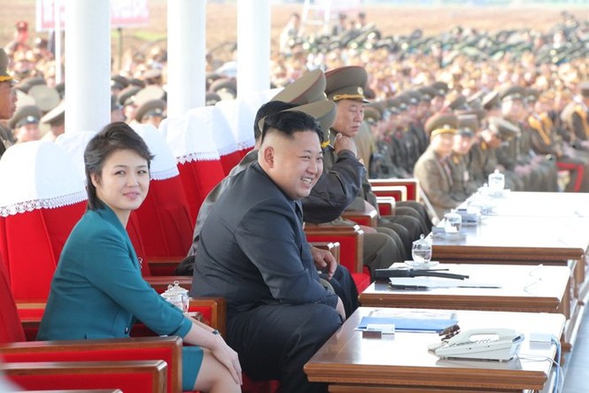 Lộ ảnh vợ chồng ông Kim Jong-un xem không quân trình diễn - ảnh 5