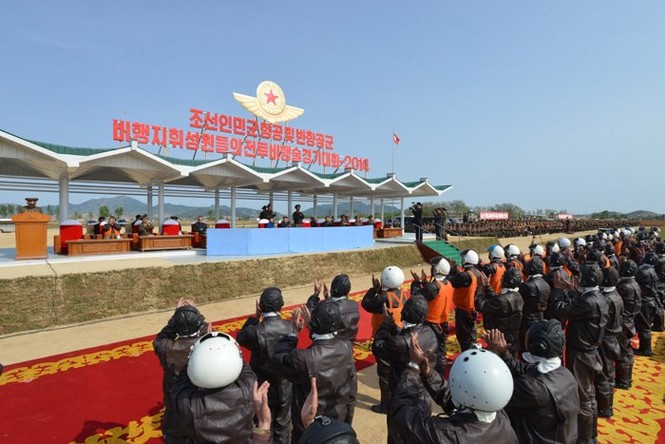 Lộ ảnh vợ chồng ông Kim Jong-un xem không quân trình diễn - ảnh 6