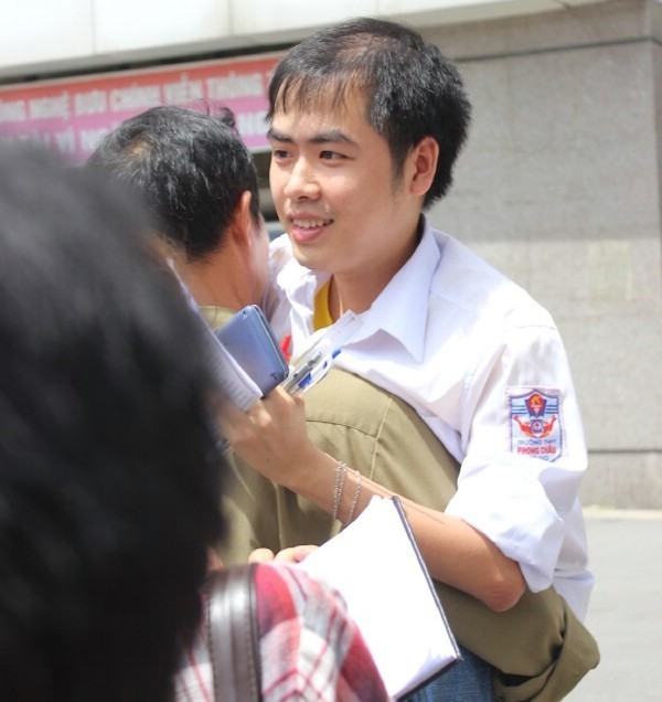Thí sinh được bố bế vào phòng thi đỗ đại học với 21 điểm - ảnh 1