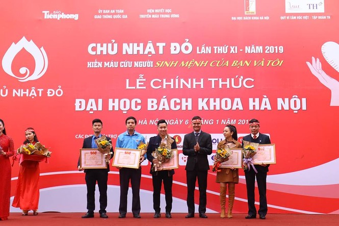 Chủ nhật Đỏ - ảnh 39