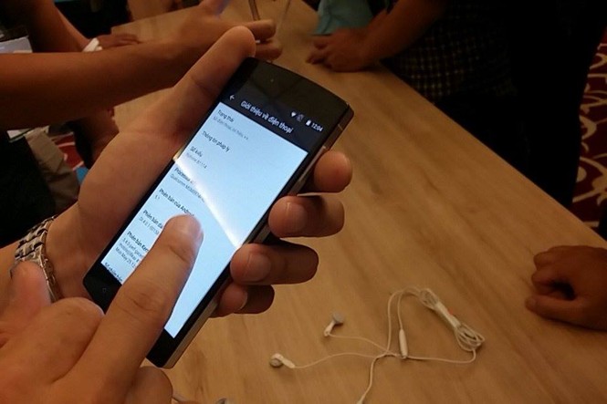 Giá Bphone mạ vàng đắt ngang iPhone 6 Plus - ảnh 2