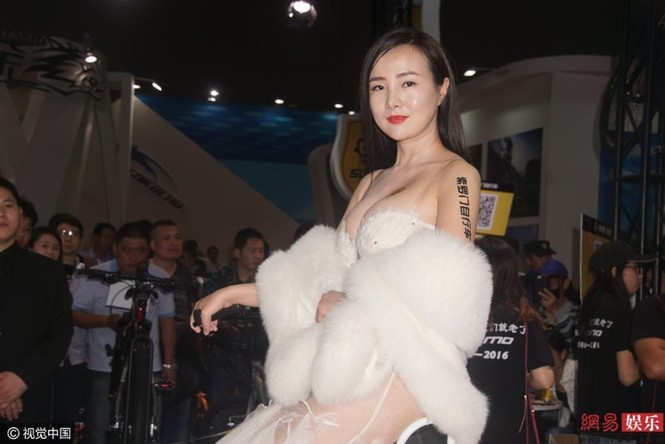Can Lộ Lộ diện đầm trễ nải, gây náo loạn tại sự kiện - ảnh 7