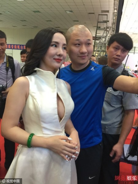 Can Lộ Lộ diện đầm trễ nải, gây náo loạn tại sự kiện - ảnh 1