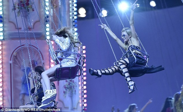 Paris Hilton thả dáng gợi tình trên sàn catwalk - ảnh 8