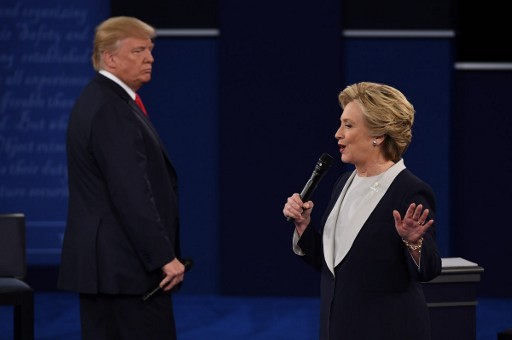 Ảnh ấn tượng trong cuộc tranh luận thứ 2 của Trump và Clinton - ảnh 7