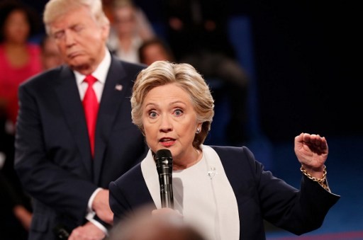 Ảnh ấn tượng trong cuộc tranh luận thứ 2 của Trump và Clinton - ảnh 8