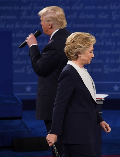 Ảnh ấn tượng trong cuộc tranh luận thứ 2 của Trump và Clinton - ảnh 10