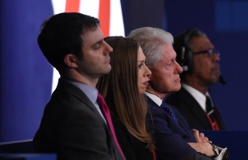 Ảnh ấn tượng trong cuộc tranh luận thứ 2 của Trump và Clinton - ảnh 4