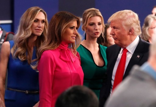 Ảnh ấn tượng trong cuộc tranh luận thứ 2 của Trump và Clinton - ảnh 3